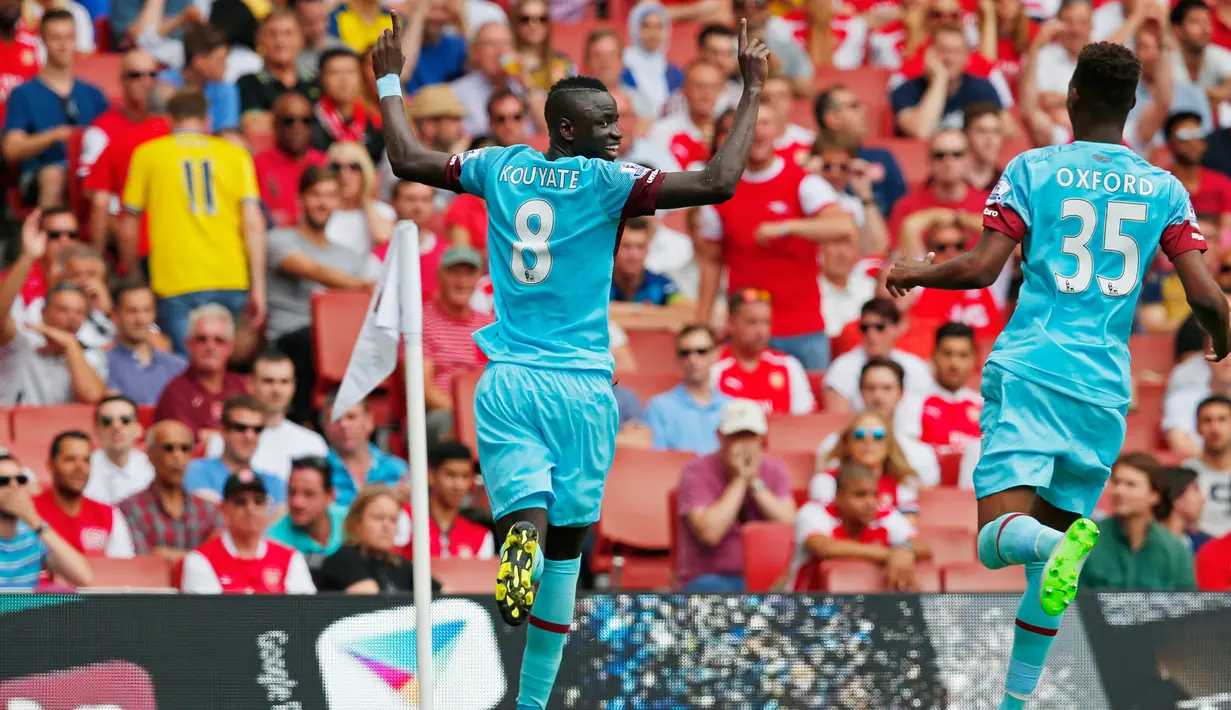 Gelandang West Ham, Cheikhou Kouyate (kiri) melakukan selebrasi usai mencetak gol ke gawang Arsenal pada pertandingan Liga Primer Inggris di Stadion Emirates, London, (9/8/2015). West ham menang 2-0 atas Arsenal. (Reuters/Eddie Keogh)
