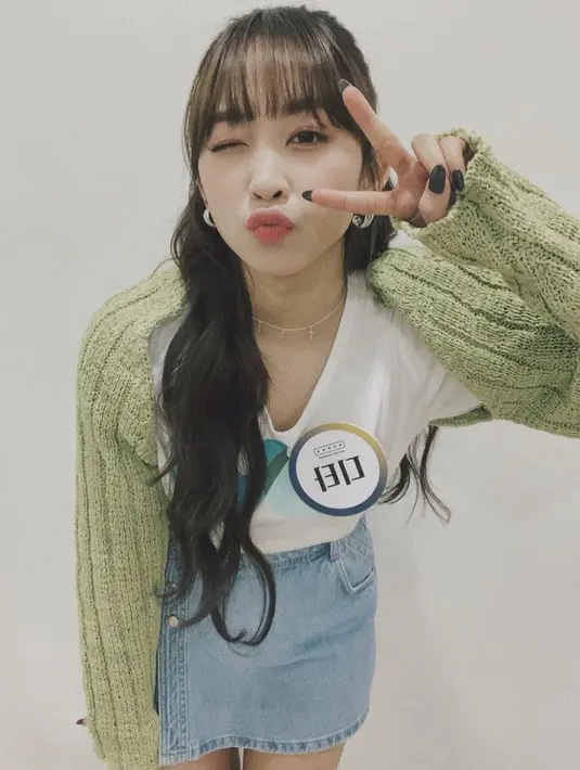 Bicara soal poninya, Dita menulis sesuatu kepada fans. "Aku sangat kangen kalian juga. Banyak dari kalian yang meminta foto selca-ku, ya?" tanyanya.  (Instagram @secretnumber.official)