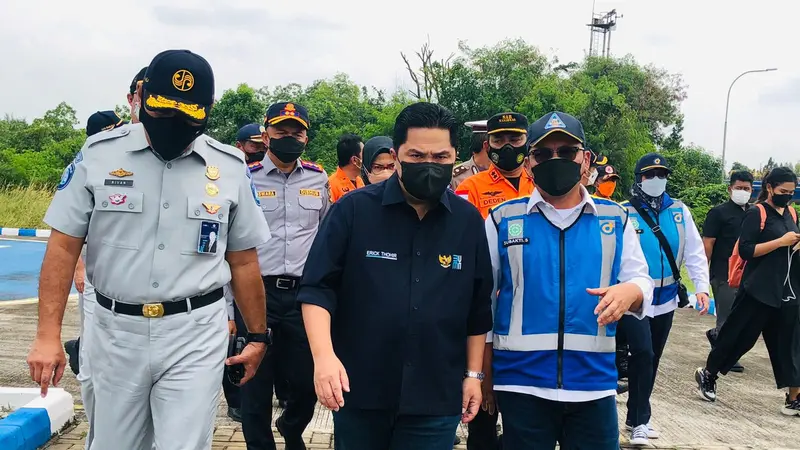 Menteri Badan Usaha Milik (BUMN) Erick Thohir melakukan pemantauan udara arus mudik di ruas tol Cikopo KM 72