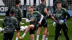 Gelandang Real Madrid Federico Valverde (tengah) mengambil bagian dalam sesi latihan di Valdebebas, pinggiran Madrid, Selasa (1/11/2022). Real Madrid akan menjamu Celtic di Santiago Bernabeu pada matchday terakhir Grup F Liga Champions 2022/2023 Kamis dini hari WIB, 3 November 2022. (Photo by PIERRE-PHILIPPE MARCOU / AFP)