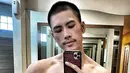 <p>Masih ingat dengan Ricky Cuaca? Ya, salah satu aktor yang dulu dikenal dengan sosoknya yang berisi, kini berubah menjadi laki-laki yang macho. (Instagram/rickycuaca)</p>