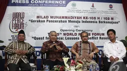 Din Syamsudin (kedua kiri) mengabarkan World Peace Forum ke-5 akan diselenggarakan di Gedung Nusantara 4 DPD RI pada kamis (20/11/2014) mendatang, Jakarta, Selasa (4/11/2014). (Liputan6.com/Faizal Fanani)