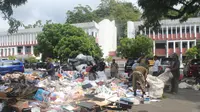 Sampah di depan Kantor Gubernur Papua, sisa pendemo anarkis yang bertahan semalaman di kantor pemerintahan itu. (Liputan6.com/Katharina Janur)