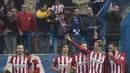  Fernando Torres (2kanan) merayakan gol bersama rekan setim saat melawan SD Eibar pada Lanjutan La Liga Spanyol di Stadion Vicente Calderon, Sabtu (6/2/2016). (AFP/Curto De La Torre)