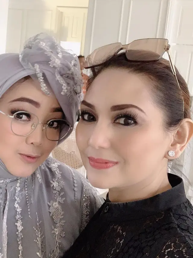 6 Potret Kenangan Nia Daniaty dengan Rina Gunawan, Dianggap Adik Sendiri