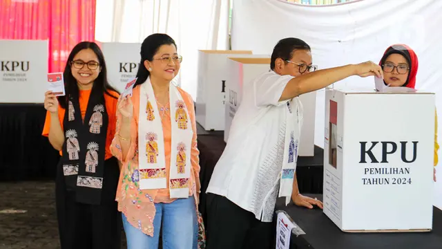 Ditemani Istri dan Anaknya, Pramono Anung Gunakan Hak Pilihnya di TPS 046 Cipete Selatan