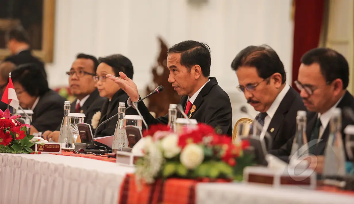 Presiden Joko Widodo saat berdiskusi dengan Perdana Menteri (PM) Norwegia, Erna Solberg di Istana Negara, Jakarta, Selasa (14/4/215). Kunjungan PM Norwegia Erna Solberg dalam rangka mempererat hubungan bilateral. (Liputan6.com/Faizal Fanani)