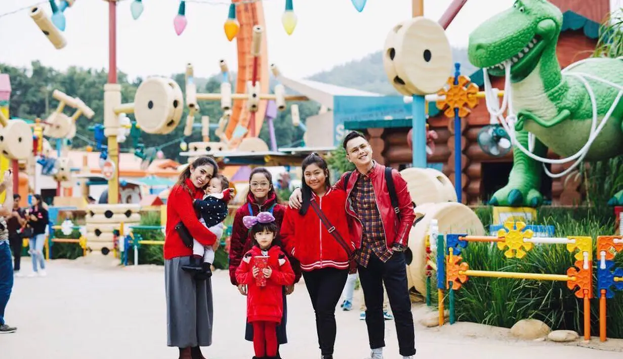 Salah satu kenangan yang masih disimpan Ussy adalah surat cinta yang ditulis Andhika saat melamar. Hingga kini, surat tersebut di laminating sebagai kenang-kenangan. (Instagram/ussypratama)