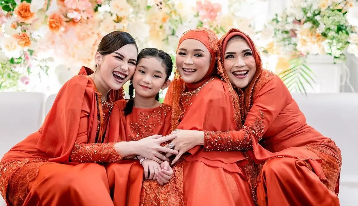 Ayu Ting Ting, Bilqis, dan perempuan lainnya berpose bersama di acara tasyakuran tujuh bulan Syifa. (Foto: Instagram/@syifaasyifaaa)