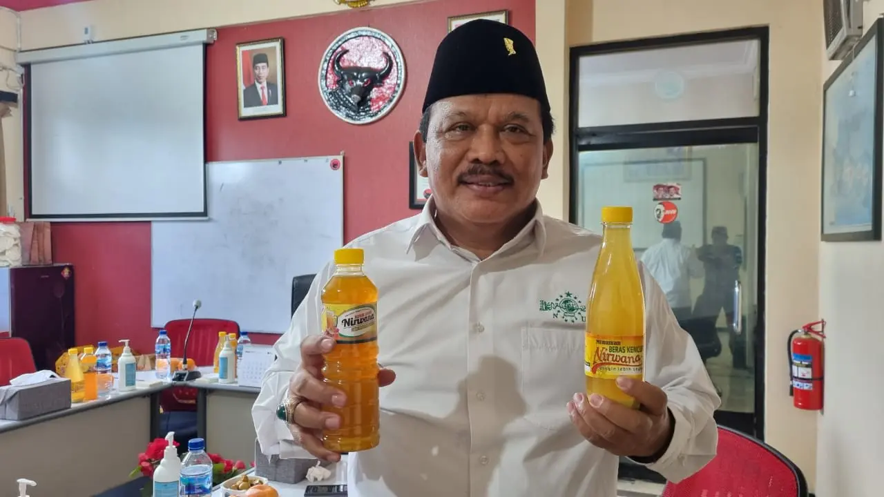 Plt Bupati Nganjuk Marhaen Djumadi membagikan minuman beras kencur pada acara  istigasah PDIP Jatim. (Dian Kurniawan/Liputan6.com)