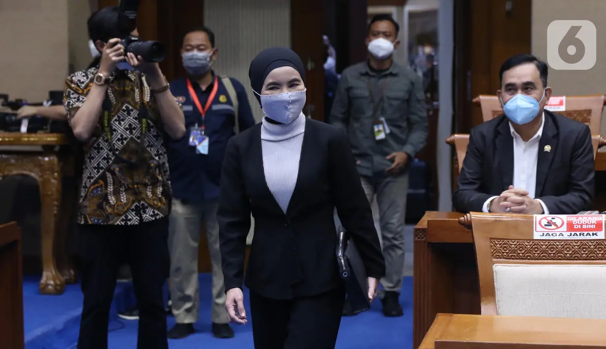 Dirut Pertamina Nicke Widyawati tiba menghadiri rapat dengar pendapat dengan Komisi VII DPR di Kompleks Parlemen, Senayan, Jakarta, Selasa (29/3/2022).  RDP itu membahas dampak kenaikah harga minyak mentah dunia terhadap harga dan penyaluran BBM di dalam negeri. (Liputan6.com/Angga Yuniar)