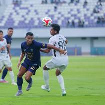 Gelandang Persita Tangerang, Eber Bessa melewati hadangan dari bek Persik Kediri, Muhammad Firly dalam laga lanjutan BRI Super League 2025/2026 di Indomilk Arena, Tangerang, MInggu (21/12/2025). (M. Iqbal Ichsan)