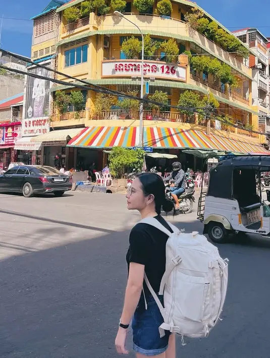 Atasan hitam tersebut dipadukan celana pendek denim. Terlihat ia membawa tas backpack besar warna putih di punggungnya. [@prillylatuconsina96]