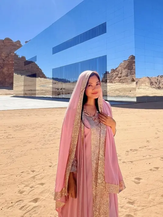 Gamis warna pink tersebut memiliki aksen keemasan pada bagian depan panjang dan ujung lengan. Membuat tampilan Titi cukup mewah. Dengan aksen beads pada bagian leher model v neck. [@titi_kamall]