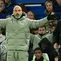 Pelatih kepala Chelsea asal Italia, Enzo Maresca, memberi isyarat di pinggir lapangan selama pertandingan Premier League antara Chelsea dan Arsenal di Stamford Bridge, London, pada 30 November 2025. (JUSTIN TALLIS / AFP)