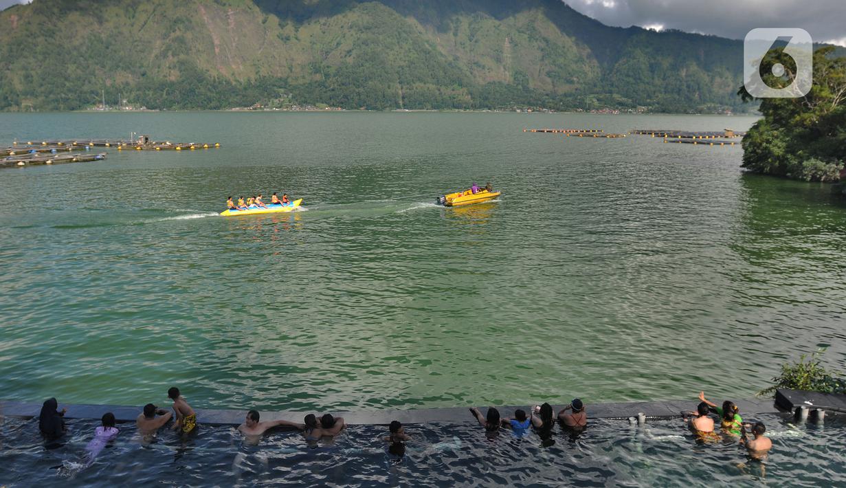<p>Wisatawan menikmati pemandangan sambil berendam di kolam air panas Toya Devasya yang terletak di pinggir Danau Batur, Kintamani, Bangli, Bali, Rabu (04/03/20222). Kunjungan wisatawan domestik (Wisdom) ke Pulau Bali saat libur Lebaran 2022 terus meningkat. Per hari kedatangan wisdom rata-rata 40 ribu, dibandingkan sebelum lebaran berkisar 20 ribu per hari.(merdeka.com/Arie Basuki)</p>