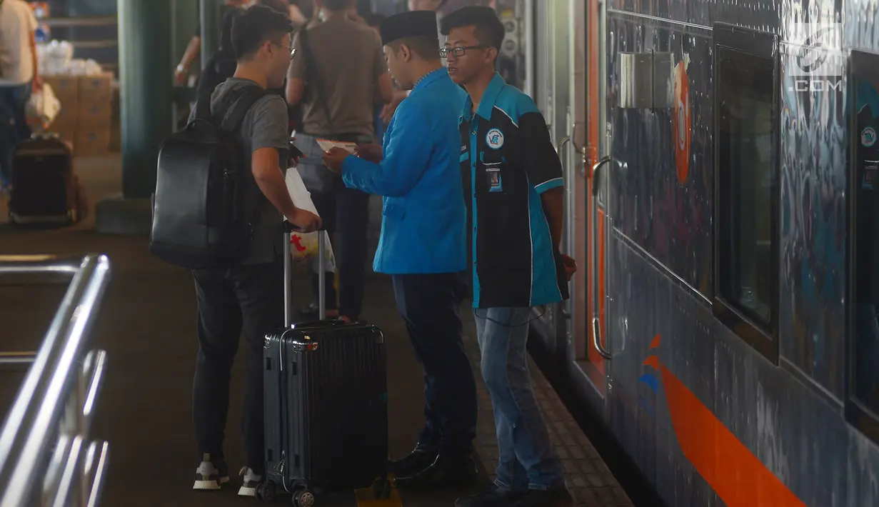 Petugas mengecek tiket di stasiun Gambir, Jakarta, Selasa (5/6). Meskipun persiapan sudah 95 persen, Stasiun Gambir belum terjadi lonjakan menghadapi pemudik yang ingin merayakan hari raya lebaran di kampung halaman. (Merdeka.com/Imam Buhori)