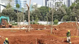 Aktivitas pekerja saat merenovasi bekas lapangan golf Driving Range di Kompleks GBK, Jakarta, Jumat (11/5). Lapangan tersebut diubah dari area komersil untuk menjadi hutan dalam kota. (Liputan6.com/Angga Yuniar)