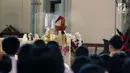 Uskup Agung Jakarta Ignatius Suharyo melakukan prosesi Misa Pontifikal Natal di Gereja Katedral, Jakarta, Senin (25/12). Tahun ini, Gereja Katedral Jakarta mengambil tema kebhinekaan dan nusantara dalam dekorasi Natal mereka. (Liputan6.com/Faizal Fanani)