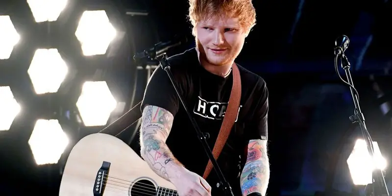 Pesona Ed Sheeran saat Berkaca Mata dan Bermain Gitar Diatas Panggung