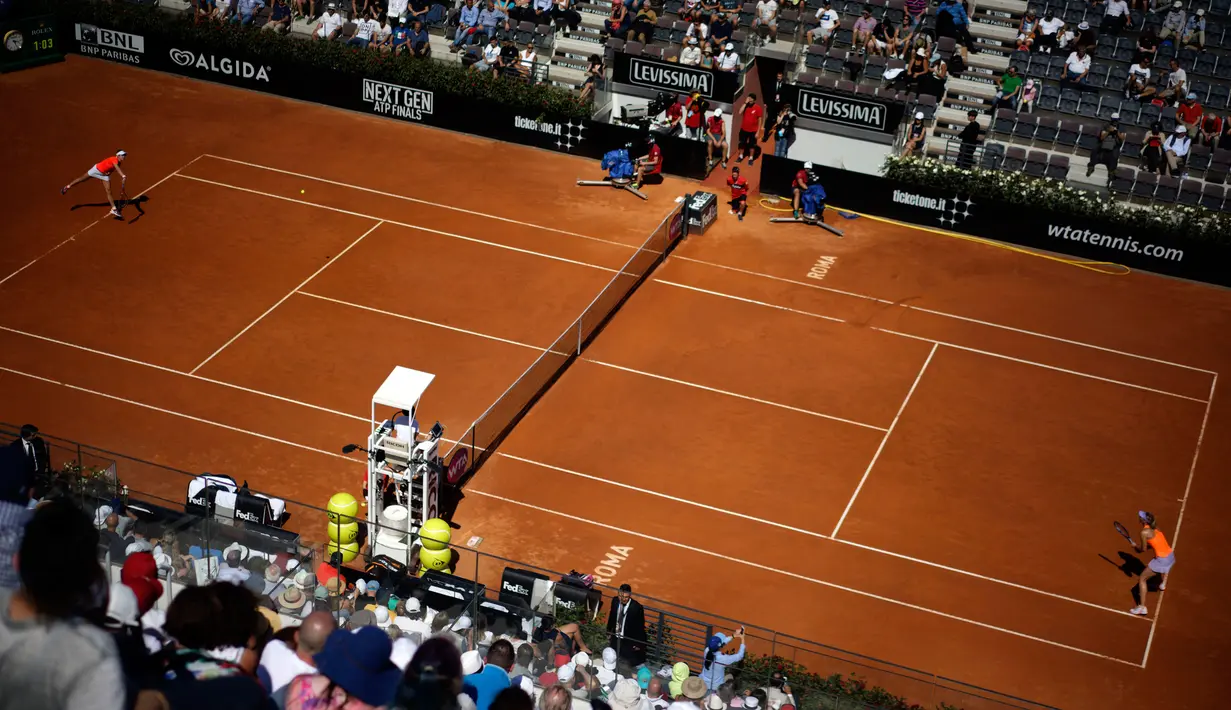 Suasana pertandingan Maria Sharapova dan Christina Mchale di Italia Terbuka di Foro Italico, Roma (15/5). Ini merupakan kesembilan kalinya Sharapova tampil di Roma Masters. Ia menjadi juara di sini pada 2011, 2012 dan 2015. (AP Photo/Andrew Medichini)
