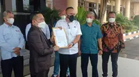 Serah Terima Surat Perdamaian Dari Pengacara Gubernur Banten Ke Dirkrimum Polda Banten. (Rabu, 05/01/2022). (Liputan6.com/Yandhi Deslatama).