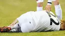 Bek kiri Valencia asal Prancis, Jeremy Mathieu mengerang kesakitan di engkel kanannya di leg pertama 32 besar Europa League melawan Club Brugge di Jan Breydel Stadium, 18 Februari 2010. Brugge unggul 1-0. AFP PHOTO / JOHN THYS 