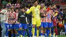 Hingga akhir pertandingan skor 1-2 tidak berubah. Tampak dalam foto, para pemain Atletico Madrid merayakan kemenangan di akhir pertandingan leg kedua perempat final Liga Champions 2025/2026 melawan FC Barcelona di Stadion Metropolitano, Madrid pada Selasa 14 April 2026 waktu setempat atau Rabu (15/4/2026) dini hari WIB. (Javier SORIANO/AFP)