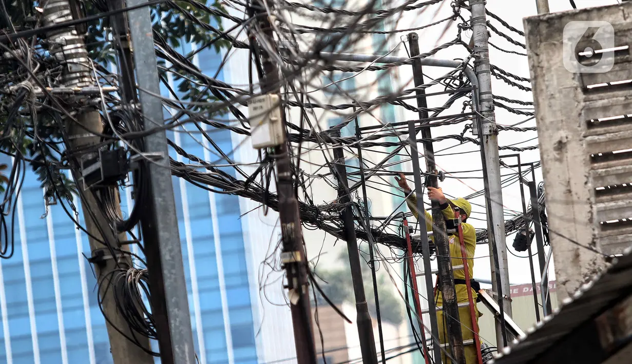 Selain itu, ada juga kabel yang terlihat digulung pada tiang. (Liputan6.com/Angga Yuniar)