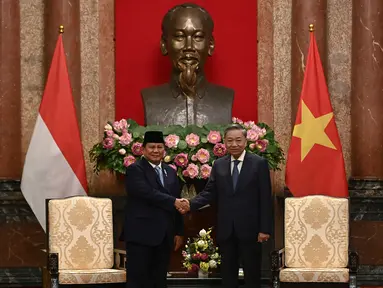 Menteri Pertahanan Republik Indonesia sekaligus presiden terpilih 2024-2029, Prabowo Subianto (kiri) berjabat tangan dengan Presiden Vietnam, To Lam dalam pertemuan mereka di Istana Kepresidenan, Hanoi pada 13 September 2024. (Nhac NGUYEN/AFP)