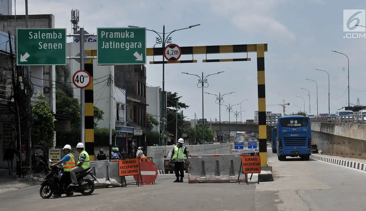 Kendaraan melintas di dekat pintu masuk Underpass Matraman, Jakarta, Minggu (1/4). Underpass Matraman ini diperkirakan menghabiskan dana sebesar Rp 118 miliar. (Merdeka.com/Iqbal S Nugroho)