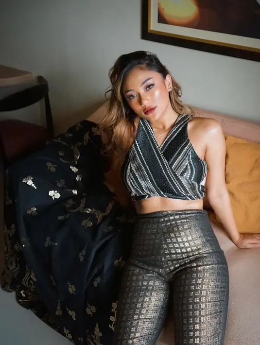 Crop top dengan motif yang menarik juga bisa mencuri atensi. Lihat di sini Marion Jola mengenakan crop top dengan detail silang di bagian depan bermotif garis, yang senada dengan celana yang ia kenakan. Foto: Instagram.