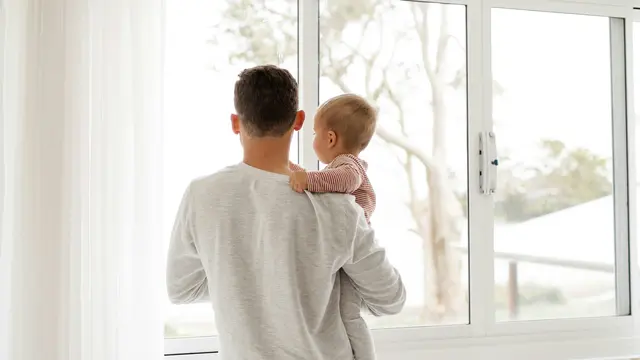 Salah satu cara terbaik untuk memperkuat ikatan antara ayah dan anak laki-laki adalah dengan meluangkan waktu berkualitas bersama anak.