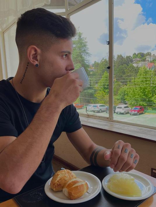 Selain bermain gitar, kuliner juga menjadi cara yang ampuh bagi Bruno Moreira untuk mengusir rasa bosan. Kuliner yang nikmat disertai pemandangan yang indah menjadi kombinasi yang sangat disukai oleh Bruno Moreira. (Liputan6.com/IG/@brunomoreira99)