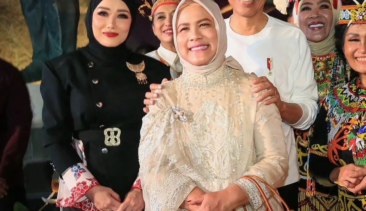 <p>Iriana Jokowi tampil menawan mengenakan kebaya kurung brokat warna krem yang simple dan hijab nuansa senada.</p>