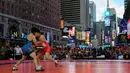 Pegulat dari AS, Andy Bisek (biru) melawan Kim Hyeon-Woo dari Korea Selatan pada kejuaraan gulat Beat the Streets, Times Square, New York (19/5). Turnamen ini diikuti pegulat profesional sebagai persiapan Olimpiade di Brasil.  (REUTERS/Adrees Latif)