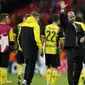 Pelatih Dortmund, Peter Boss melambaikan tangan kepada fans setelah timnya kalah dari Tottenham pada laga grup H Liga Champions di Wembley stadium,  London, (13/9/2017). Tottenham menang 3-1. (AP/Kirsty Wigglesworth)