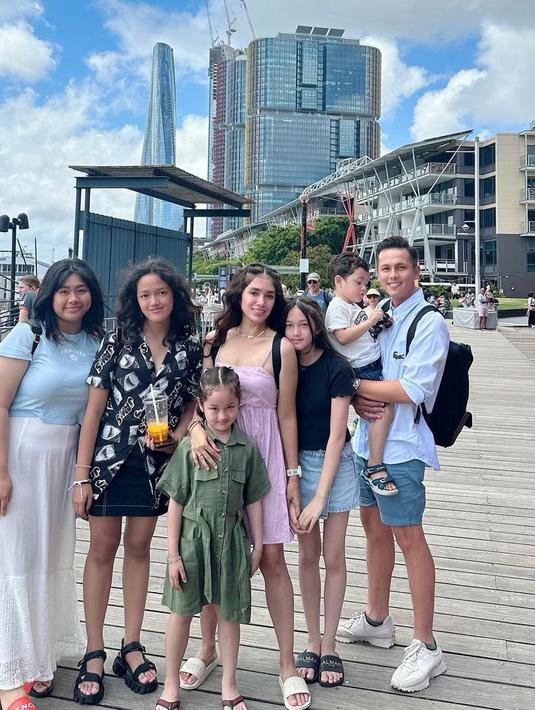 Penampilan Ussy Sulistiawaty saat di Australia juga tak lepas dari sorotan netizen. Dirinya bahkan terlihat bak ABG dengan simpel dress berwarna pink. (Liputan6.com/IG/@ussypratama)