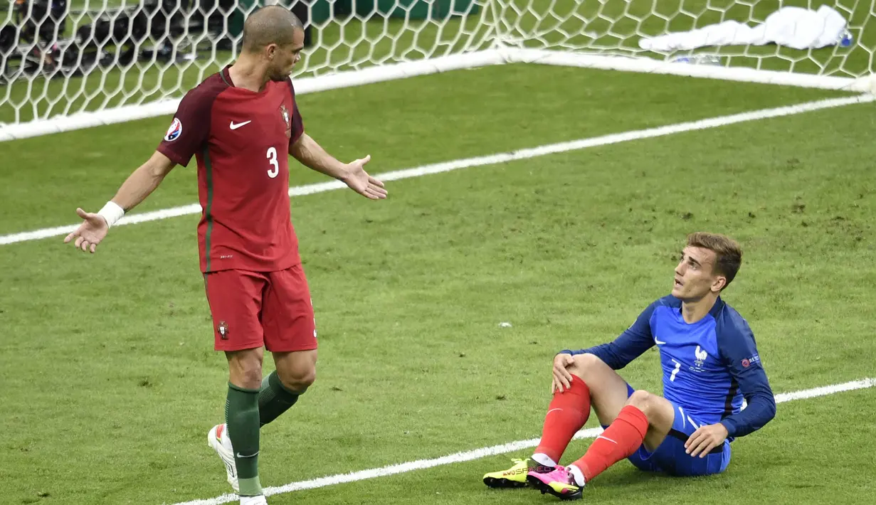 Antoine Griezmann (kanan) saat berdebat denga Pemain Portugal Pepe saat laga final melawan Portugal pada piala Eropa 2016 di Stade de France, Saint-Denis, Paris, (10/7/2016). (AFP/Philippe Lopez)