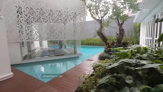 6 Potret Rumah Mewah Alika Islamadina, Klasik dan Ada Musala Terapung