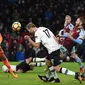 Bek Liverpool, Ragnar Klavan, menjadi pemain Estonia pertama sepanjang sejarah yang mampu mencetak gol di pentas Premier League. (AFP/Oli Scarff)