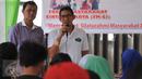 Bakal calon Gubernur DKI Jakarta Sandiaga Uno menyapa warga Pasar Johar Jakarta, Minggu (24/4/2016). Sandiaga Uno mendengarkan berbagai macam aspirasi dari sejumlah warga di kawasan tersebut. (Liputan6.com/Gempur M Surya)