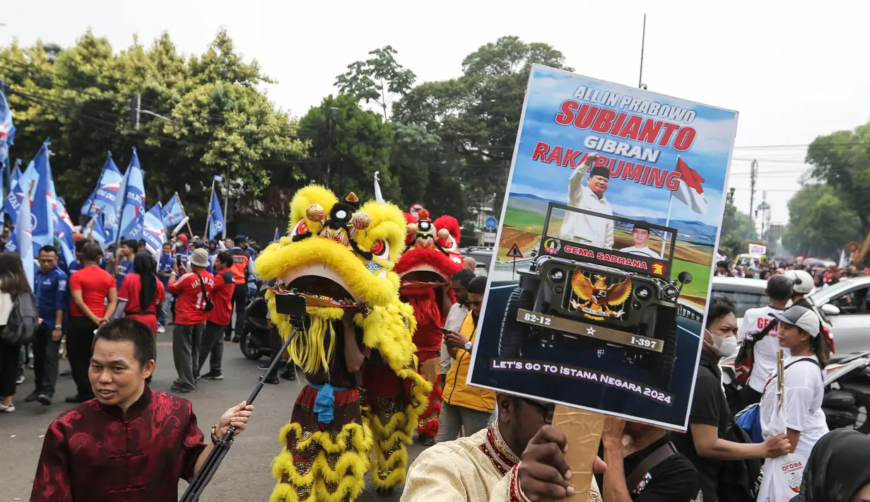 Pawai kirab budaya juga mengiri kendaraan maung yang ditumpangi Prabowo. (Liputan6.com/Angga Yuniar)