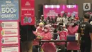 Petugas medis memvaksin warga di Sentra Vaksinasi COVID-19 di JIEXPO Kemayoran (27/06/2021). Program vaksinasi kerjasama GoTix dan Polda Metro Jaya menyasar 20.000 warga di 6 wilayah termasuk pelaku UMKM dan mitra usaha ekosistem Gojek. (Liputan6.com/HO/Ading)