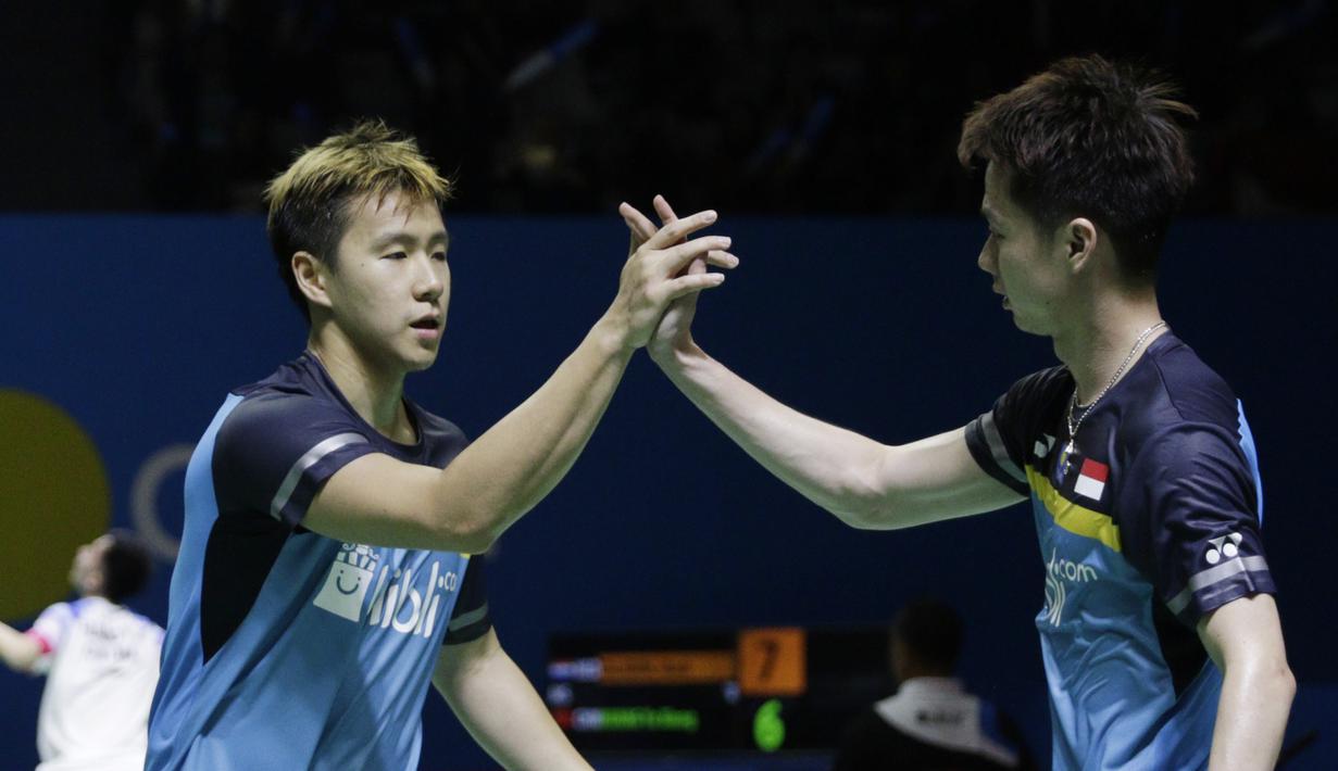Pasangan Indonesia, Kevin Sanjaya/Marcus Gideon, saat melawan wakil Jepang, Takuto Inoue/Yuki Kaneko, pada Indonesia Open 2019 di Istora, Jakarta, Selasa (16/7). Pasangan Indonesia menang 20-22, 21-16, 21-14. (Bola.com/M Iqbal Ichsan)