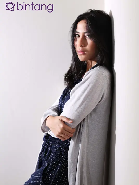 Diakui oleh Adinda Thomas jika dirinya melalui banyak pengalaman yang mengharuskannya untuk selalu melihat ke bawah. Saat ini ia selalu bersyukur dan tak ingin melihat ke atas meski sudah berada di tahap ini. (Nurwahyunan/Bintang.com)