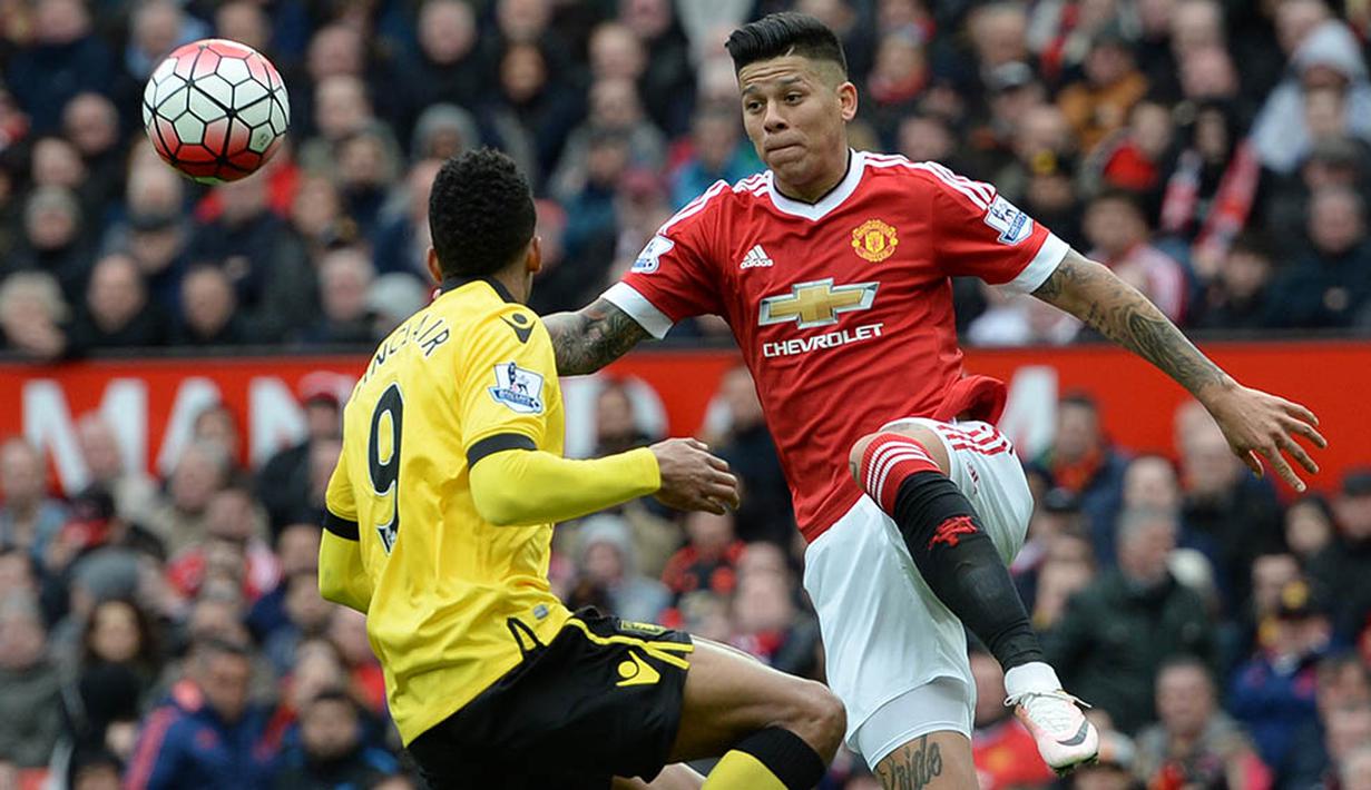 Bek MU, Marcos Rojo, berusaha melewati pemain Aston Villa pada laga Liga Inggris di Stadion Old Trafford, Manchester, Sabtu (16/4/2016). MU menang 1-0 atas Aston Villa. (AFP/Oli Scarff)