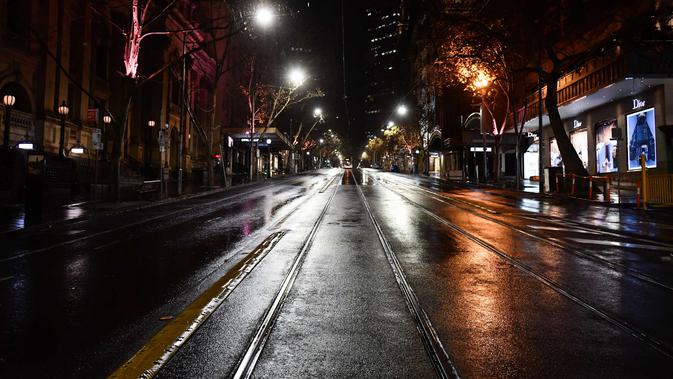 Situasi sebuah jalan saat penerapan jam malam di Melbourne, Australia (3/8/2020). Sementara ibu kotanya, Melbourne memasuki pembatasan Tahap 4 dengan aturan yang lebih ketat sebagai upaya untuk membatasi pergerakan masyarakat dan penyebaran COVID-19. (Xinhua/Bai Xue)