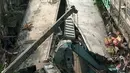 Sebuah jalan layang yang tengah dalam proses pembangunan di Kolkata, India, tiba-tiba ambruk dan menimpa lalu lintas jalan di bawahnya, Kamis (31/3). Setidaknya 10 orang tewas dan sekitar 150 orang lainnya tertimpa reruntuhan. (REUTERS/Rupak De Chowdhuri)