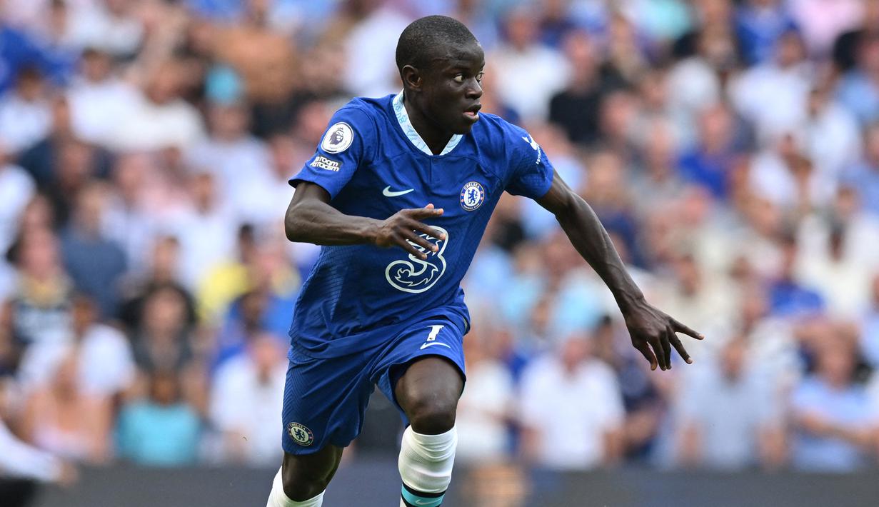 N'Golo Kante. Gelandang bertahan Prancis berusia 31 tahun ini akan mengakhiri kontrak keduanya yang berdurasi 2 tahun bersama Chelsea pada akhir musim 2022/2023. Ia didatangkan pada awal musim 2016/2017 dari Leicester City dengan nilai transfer 35,8 juta euro dengan durasi kontrak 5 tahun. Hingga kini ia telah tampil dalam 262 laga bareng The Blues di semua ajang dengan torehan 13 gol dan 15 assist. Kabarnya Barcelona meminatinya musim depan. (AFP/Glyn Kirk)